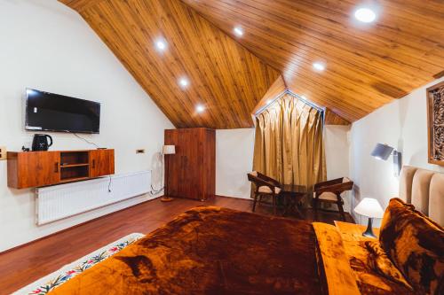 TV a/nebo společenská místnost v ubytování Chinar Wood Cottage