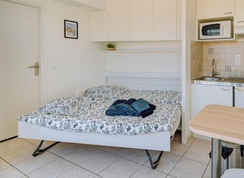 - une chambre avec un lit dans une cuisine dans l'établissement Le Crystal Studio Terrasse Vue mer Direct plage, à Dinard