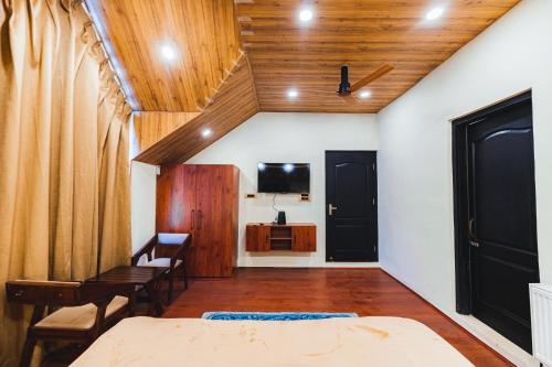 TV a/nebo společenská místnost v ubytování Chinar Wood Cottage