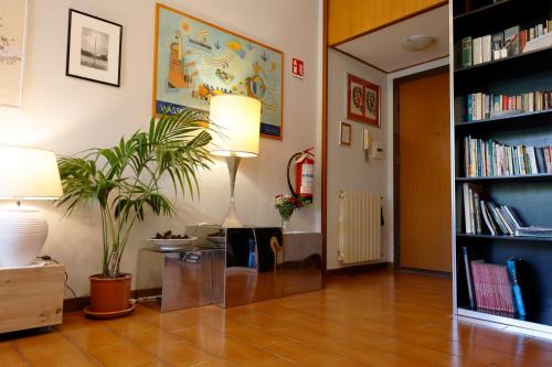 salon z lampą i rośliną w obiekcie Welcome Home w mieście Lido di Ostia