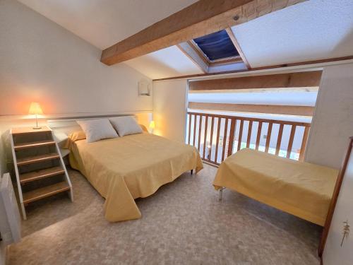 une chambre avec un lit et un balcon dans l'établissement Les Hauts de Bormes Mazet, à Bormes-les-Mimosas