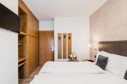 Una cama o camas en una habitación de Hotel Arnika