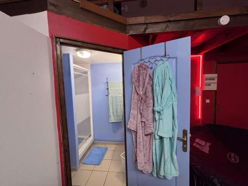- une porte avec un peignoir dans la salle de bains dans l'établissement Regal spa, à Calais