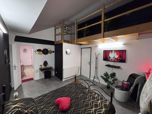 une chambre avec un grand lit dans une pièce dans l'établissement Regal spa, à Calais