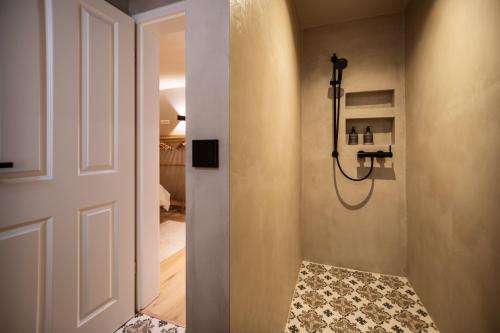 a bathroom with a shower with a shower at KRABBES neue Hafenliebe in Neustadt in Holstein