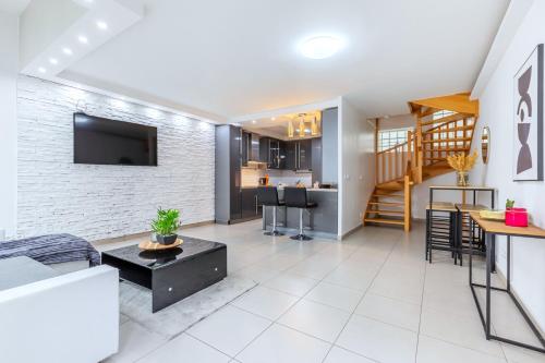 - un salon décloisonné avec un mur en briques dans l'établissement Triplex cosy à 20min des Champs Elysées, à Gennevilliers