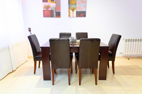 a dining room table with black chairs around it at Gran Balcón con Vistas I Amplio 3 Hab cerca Ordino I AndBnB in Ordino