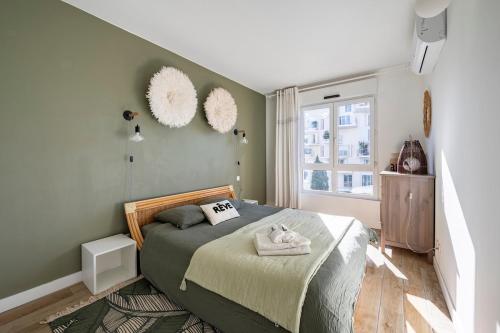 une chambre avec un lit et une fenêtre dans l'établissement River'View, à Montpellier