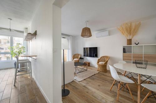 une cuisine et un salon avec une table et des chaises dans l'établissement River'View, à Montpellier