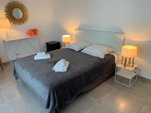 une chambre avec un lit avec deux serviettes dessus dans l'établissement Casa Canetto, vous y êtes déjà ! 12 personnes, à Bonifacio
