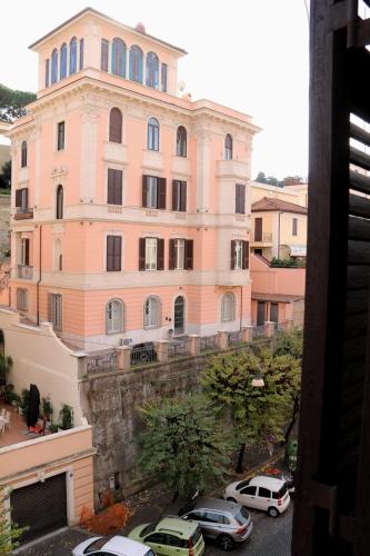 Tra i Musei Vaticani House