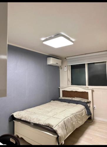 Ένα ή περισσότερα κρεβάτια σε δωμάτιο στο NS Nakseongdae Station is a two-minute walk away from my home