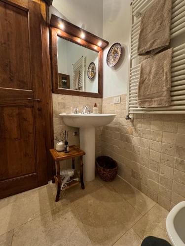 a bathroom with a sink and a mirror at Il Ginepro Home in Rosennano