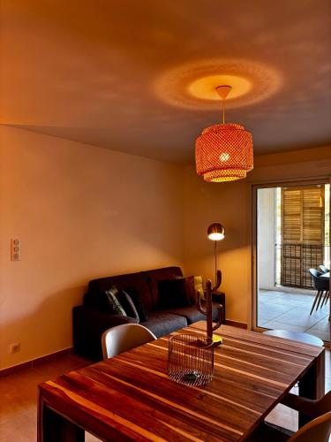 un salon avec une table et un canapé dans l'établissement Appartement AMBRE T2 a 100 Métres de la Mer, à Saint-Florent
