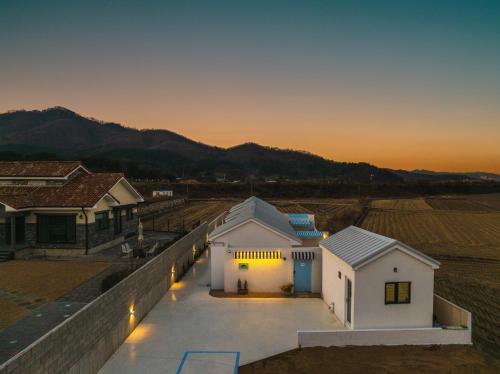 una vista di una casa con il tramonto sullo sfondo di Byeolsai a Gyeongju