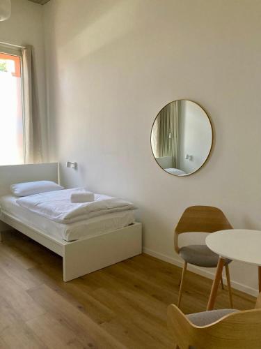 Una cama o camas en una habitación de Minimal Hostel Kreuzberg