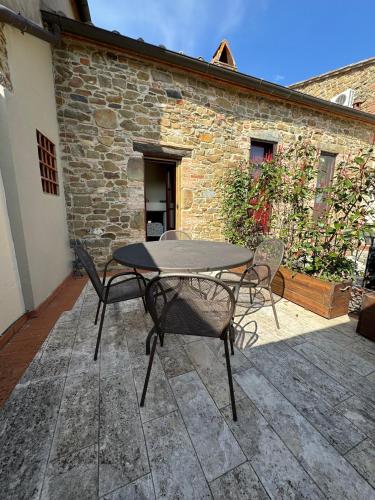 a table and chairs sitting on a patio at Il Ginepro Home in Rosennano