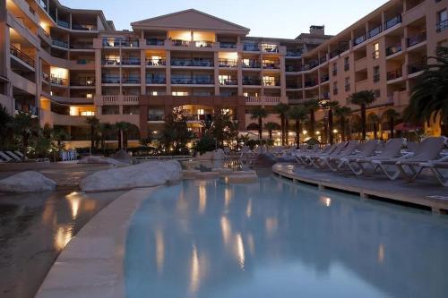 Bazén v ubytovaní Cannes Apartment alebo v jeho blízkosti