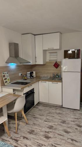 Virtuvė arba virtuvėlė apgyvendinimo įstaigoje Studio Cosy - Mandelieu