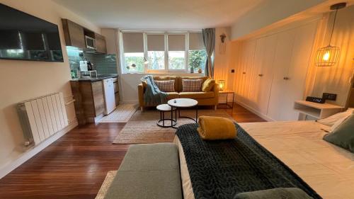 a living room with a couch and a table at Apartamento independiente Suite - Recién reformado y parking gratis in Castro-Urdiales