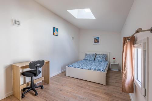 une chambre avec un lit, un bureau et une chaise dans l'établissement Home in Niort, à Niort