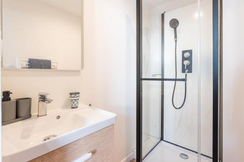 une salle de bain avec un lavabo et une douche dans l'établissement Home in Niort, à Niort