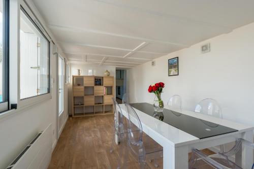 une salle à manger avec une table et des chaises blanches dans l'établissement Home in Niort, à Niort