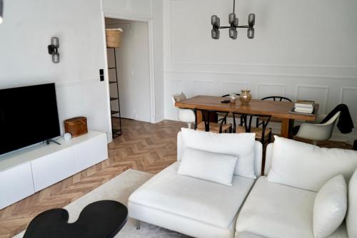 T2 Appartement 55m2 Terrasse 20m2 - à 15min à pied du Centre Ville - Wifi - Air conditioning