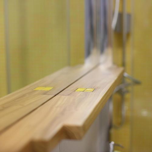 a wooden counter with two yellow labels on it at Due galli in Mansuè