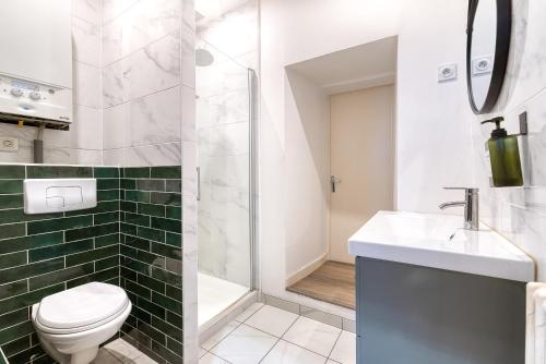 une salle de bain avec toilettes, lavabo et douche dans l'établissement Atypical, Downtown, Fast Wi-Fi - Le Cosy Pop, à Angers
