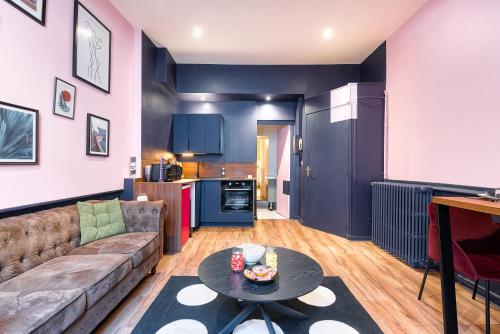 un salon avec un canapé et une table dans l'établissement Atypical, Downtown, Fast Wi-Fi - Le Cosy Pop, à Angers