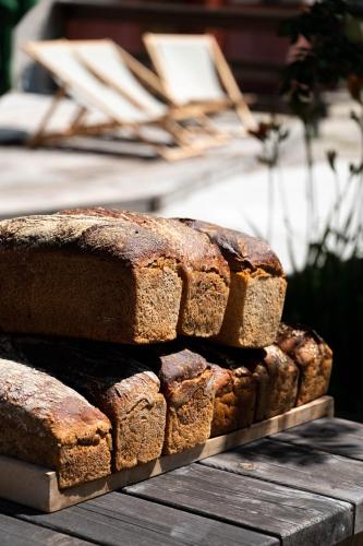 une pile de pain assise sur une table dans l'établissement Hôtel du Grand Capelet, à Belvédère