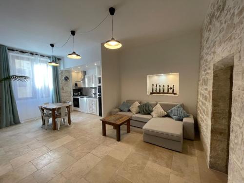 un salon avec un canapé et une table dans l'établissement Apartment, jacuzzi,, à Barjac