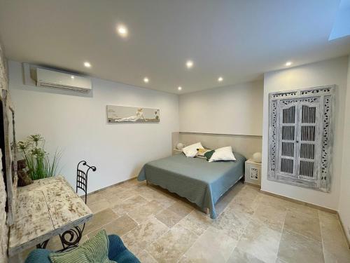 une petite chambre avec un lit et une fenêtre dans l'établissement Apartment, jacuzzi,, à Barjac