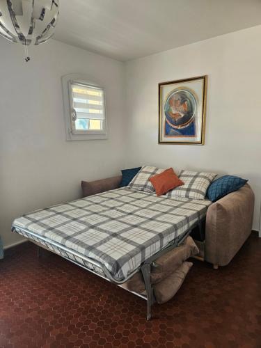 Cette chambre comprend un grand lit et un canapé. dans l'établissement apartment, swimming pool, tennis, parking, à La Croix-Valmer