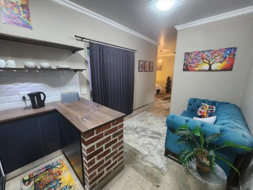 Khu vực ghế ngồi tại Ode to Serenity Cottage