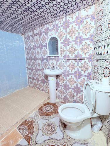 a bathroom with a toilet and a sink at Calme et sérénité in Taroudant