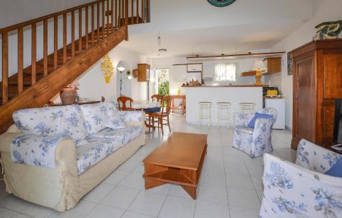 un salon avec un canapé et une table dans l'établissement Beautiful Home In Cervione With Wifi, à Cervione