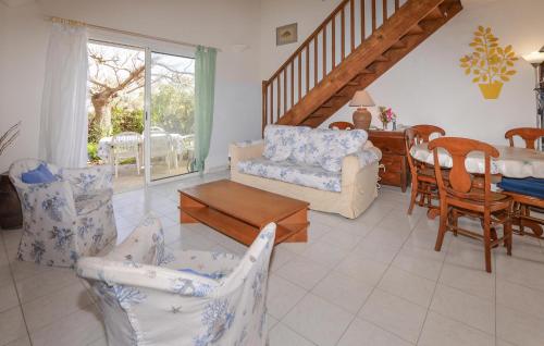 un salon avec un canapé et une table dans l'établissement Beautiful Home In Cervione With Wifi, à Cervione