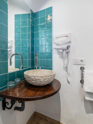a bathroom with a sink and a counter with a sink at Casa Lunarito in Vejer de la Frontera