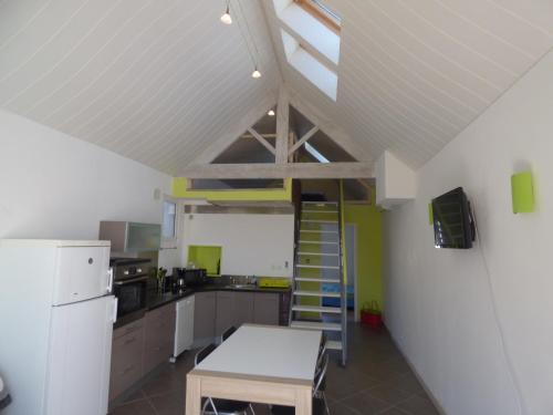 - une grande cuisine avec une échelle dans l'établissement Maison de pays 500 m de la plage, à Saint-Gilles-Croix-de-Vie