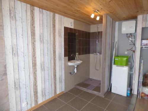 une salle de bain avec un lavabo, des toilettes et une douche dans l'établissement Maison de pays 500 m de la plage, à Saint-Gilles-Croix-de-Vie