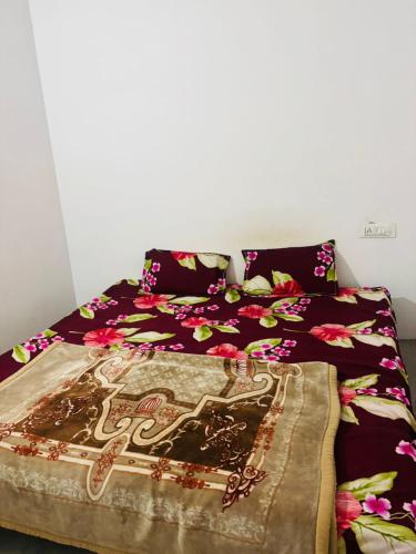 Postel nebo postele na pokoji v ubytování Krishna Homes