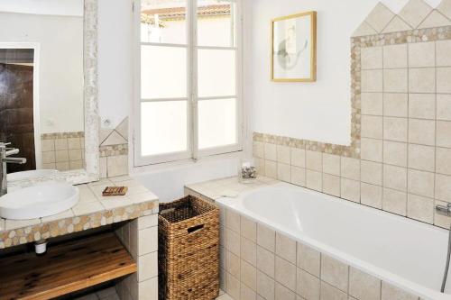 une salle de bain blanche avec une baignoire et un lavabo dans l'établissement Stunning 3BR Full Ocean View - Town Center Menton, à Menton