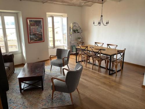un salon avec une table et des chaises de salle à manger dans l'établissement Stunning 3BR Full Ocean View - Town Center Menton, à Menton