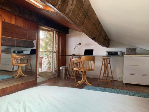 - une chambre avec un lit et un bureau avec des chaises dans l'établissement Stunning 3BR Full Ocean View - Town Center Menton, à Menton