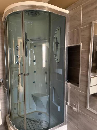 eine gläserne Dusche mit integrierter Toilette in der Unterkunft frizzi house in Parabita