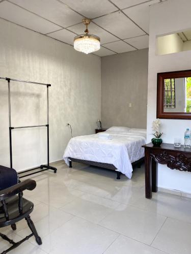 une chambre avec un lit, une table et une chaise dans l'établissement Apartamento Moderno y Privado, à Santa Ana