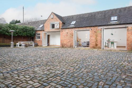 Casa de ladrillo con ventanas grandes y entrada de ladrillo en 2 Bed Converted Barn, en Ombersley