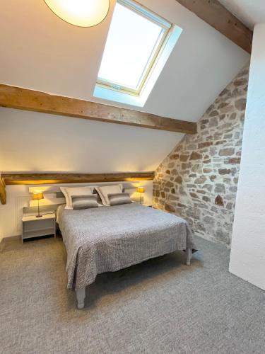 une chambre avec un lit et une fenêtre dans l'établissement Le batelier du lac, à Gérardmer